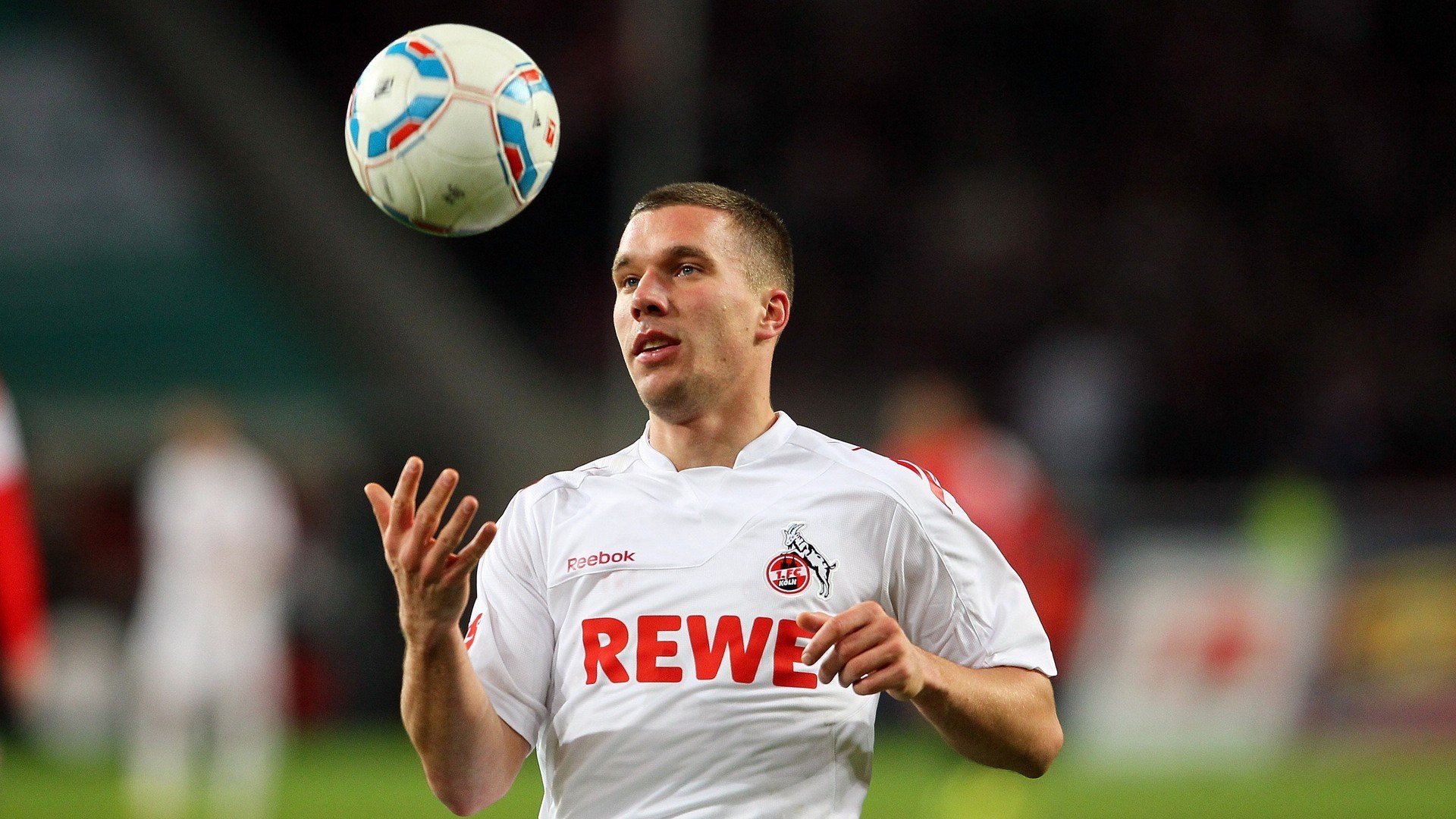 开云体育登入-五大联赛球队是否在体能瓶颈期压缩中场布局,五大联赛球场容量排名